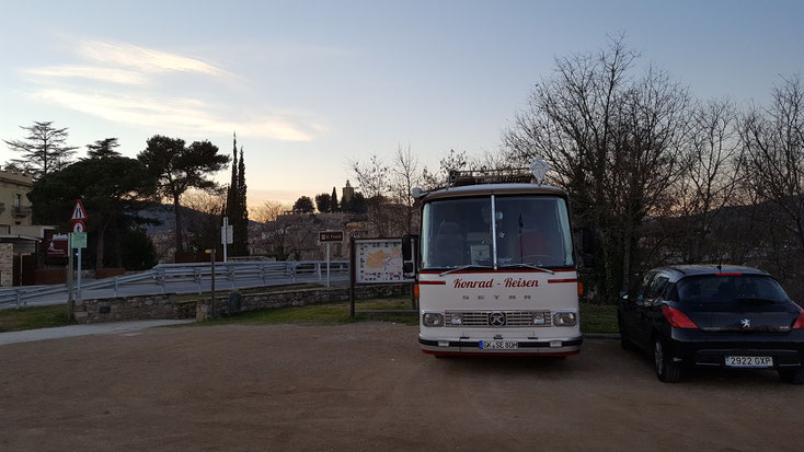 Stellplatz in Besalu. Wer hier meckert der hat sonst nichts zu tun....