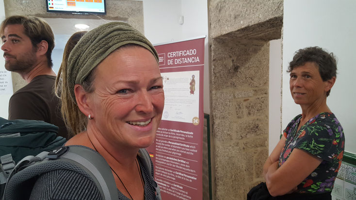 Abholung der "Compostela" also Urkunde des Pilgerns. Wartezeit: "nur" 2 1/2 Stunden. Andere Pilger berichteten von 4 Stunden Wartezeit.