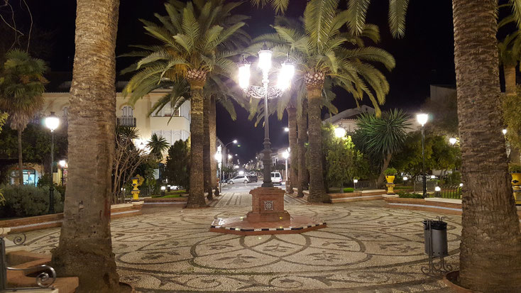 Platz in der Stadtmitte bei Nacht
