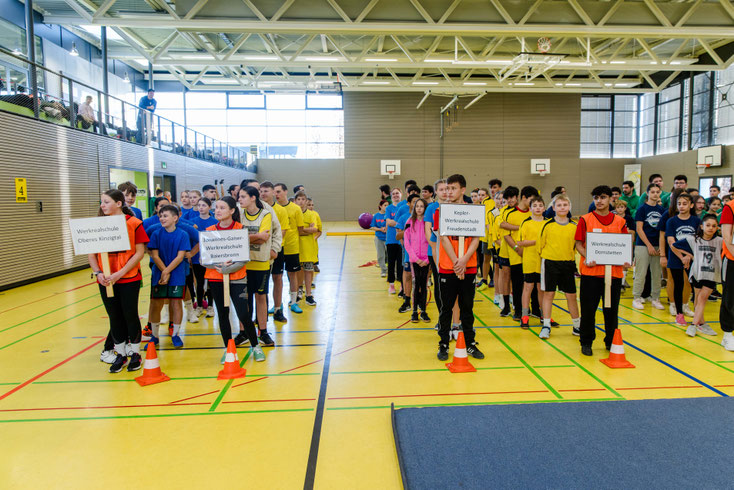 Die Schulolympiade startet mit dem Einmarsch aller Teams und einer großen Eröffnungsfeier!