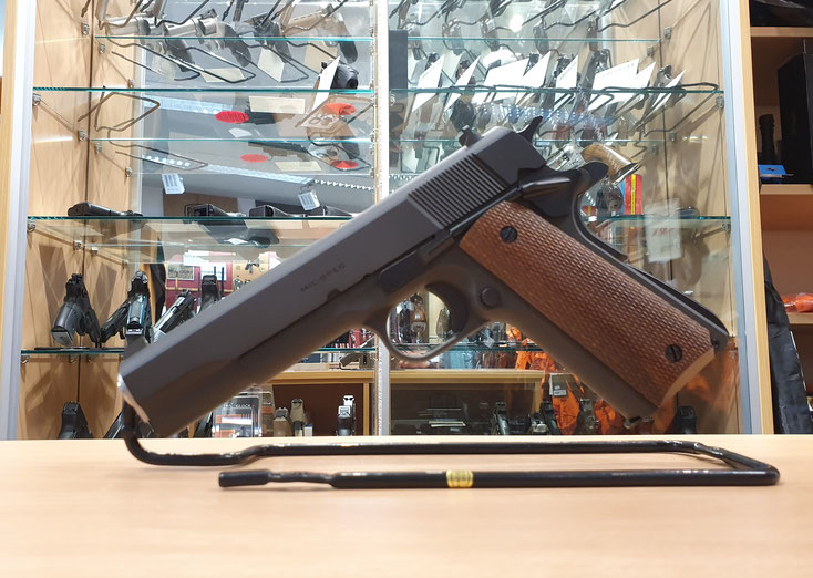 Springfield Pistole 1911 5" schwarz, 3-Punkt Visier, Holzgriff
