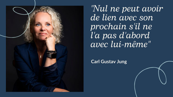 Photo de Stéphanie Lagneau, femme souriante blonde, cheveux ondulés mi-longs avec les yeux bleus psy, thérapeute analytique. Citation de Carl Gustav Jung sur le lien avec son prochain. 