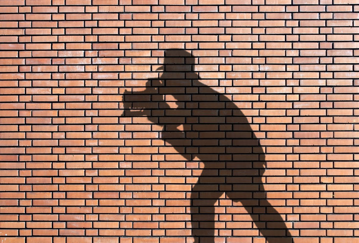 Privatdetektive Kurtz Detektei Köln; Schatten eines Detektivs auf einer Mauer während einer Observation