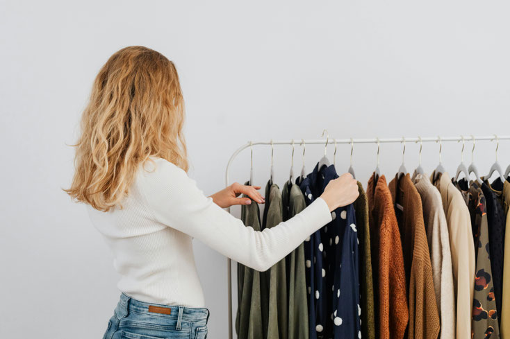 Bild von einer Frau, die Kleidung aussucht