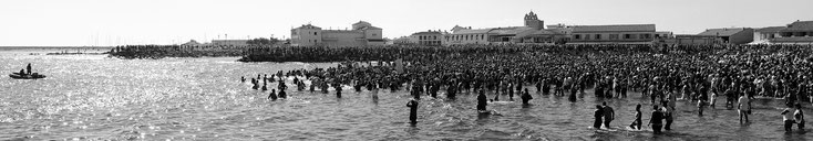 La plage remplie par les gens du voyages, aux Saintes Maries de la Mer, le jour de la procession de Sainte Sara.