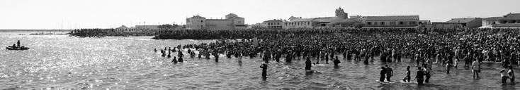 La plage remplie par les gens du voyages, aux Saintes Maries de la Mer, le jour de la procession de Sainte Sara.