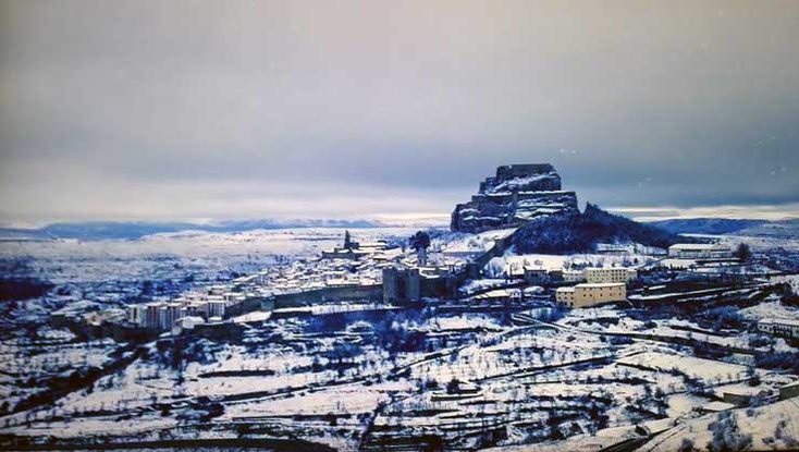 Ruta para descubrir el Maestrazgo por la hermosa Morella en la Comunidad Valenciana, coronada por un castillo, cuenta con 1.500 metros de muralla.