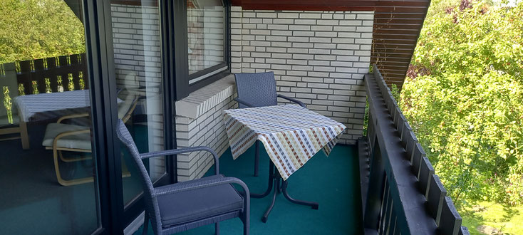 Loggia, Sitzmöbel, Blick in den Garten