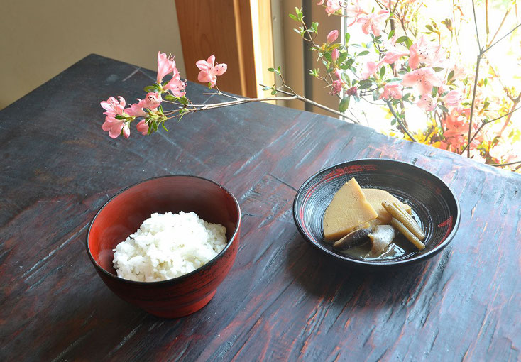 漆の赤いお椀と黒の小皿（茶托）