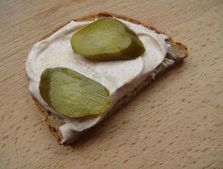 Roggenbrot, Aufstrich nach Liptauer-Art, süß-saure Essiggurke
