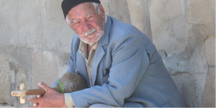 Tblisi-lokale-man-kruis-Georgië