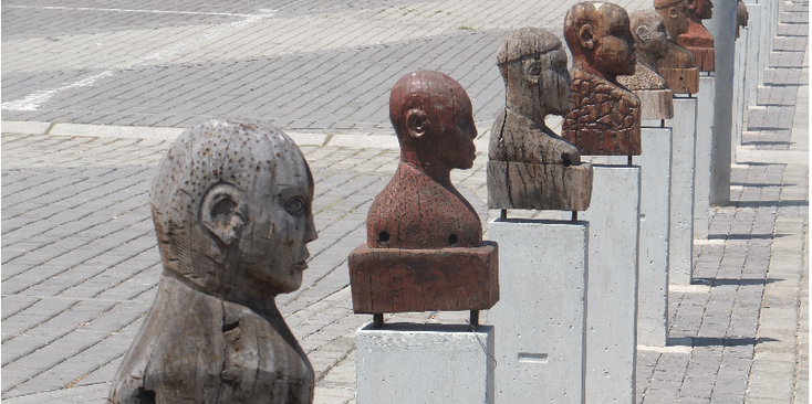 Mary-Fitzgerald-Square-plein-Johannesburg-houten-hoofden-Zuid-Afrika