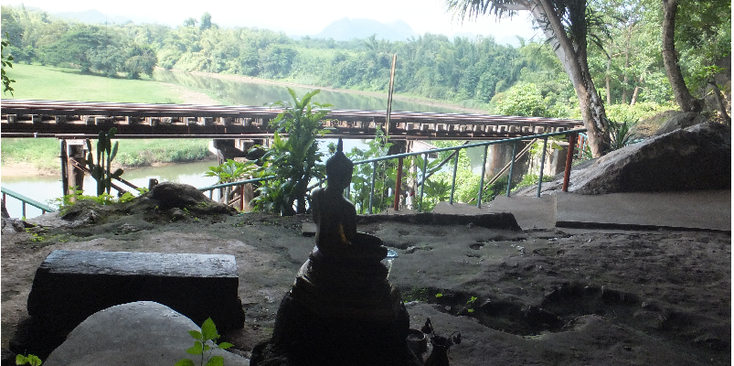 Tham-Krasae-Wang-Pho-viaduct-Boeddha-Kwai-rivier-grot-railway-dodenspoorlijn-Thailand