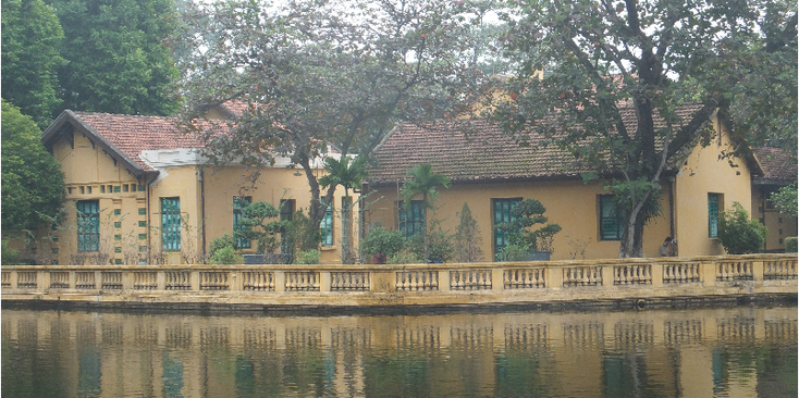 Ho-Chi-Minh-huis-op-palen-hoofdkwartier-Vietminh-meer-Hanoi-Vietnam