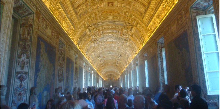 Vaticaan-museum-gang-hal-verlicht-Rome-Italië