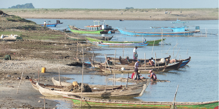 Irrawaddy-boten-oever-vissers-vlot-rivier-Myanmar-Birma