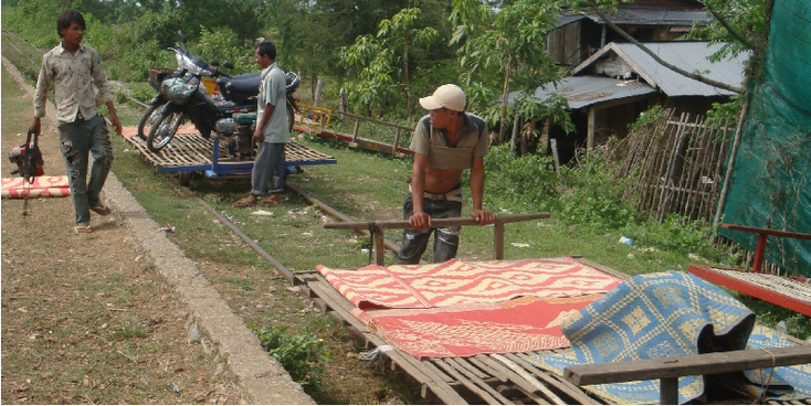 Battambang-Bamboo-Train-bamboe-trein-Cambodja-mensen-lokale-lunch-rails