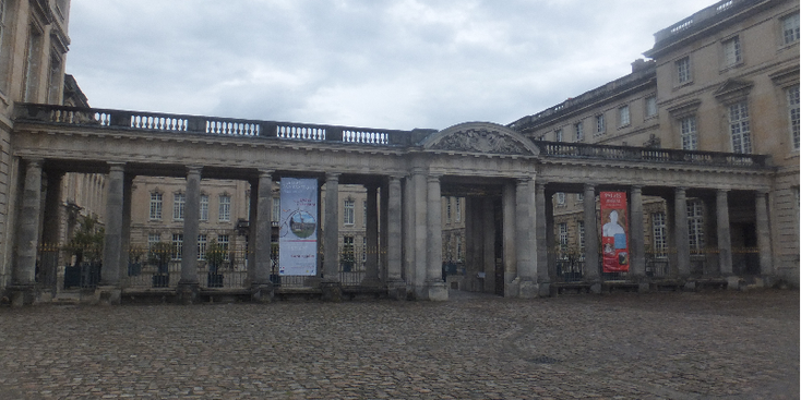 Koninklijk-paleis-Compiègne-ingang-pilaren-Frankrijk