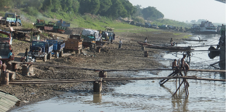 Irrawaddy-bagger-schuiten-loopplank-rivier-Myanmar-Birma