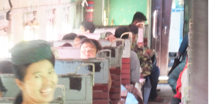 Gokteila-Gokteik-viaduct-verkoopster-trein-Myanmar-Birma