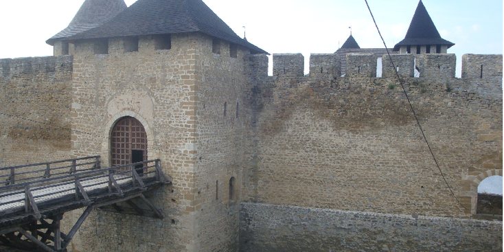 Khotyn-kasteel-gracht-poort-Karpaten-Oekraïne