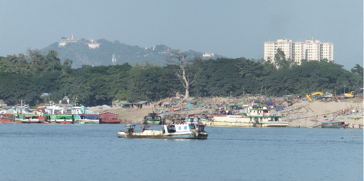 Mandalay-Irrawaddy-rivier-boot-oever-Myanmar-Birma