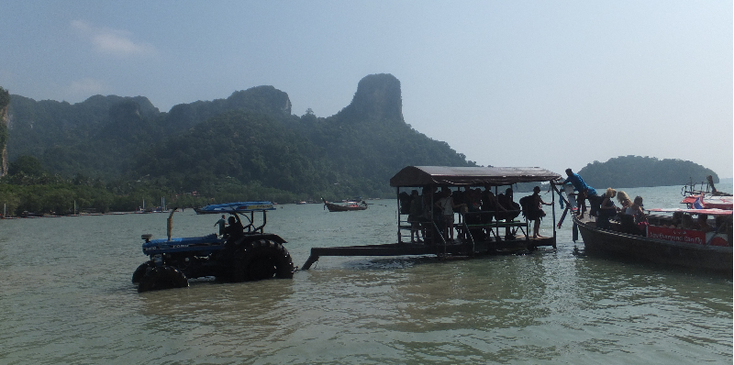 Ko-Phi-Phi-traktor-Boat-Beach-Thailand