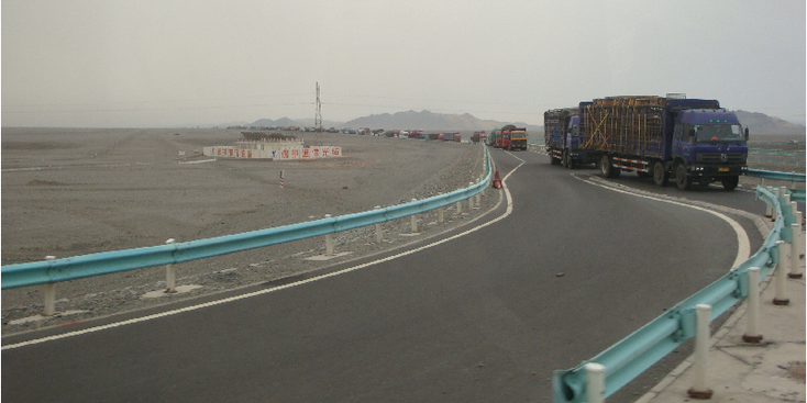 Turpan-weg-file-trucks-China