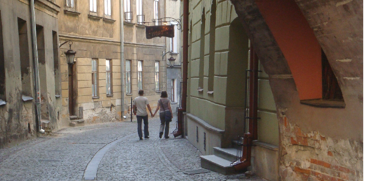 Lublin-steeg-straat-straatleven-poort-Polen