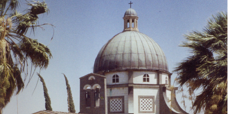 Galilea-meer-heilig-berg-der-Zaligsprekingen-Israël-spits-toren-kruis