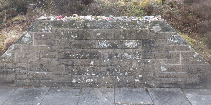 Bergen-Belsen-concentratiekamp-nazi-WW2-stenen-monument-Duitsland-massagraf