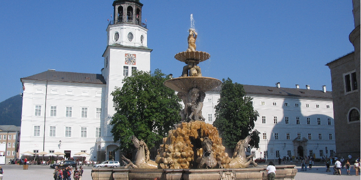 Residentsplatze-alt-stadt-Salzburg-fontein-plein-Oostenrijk
