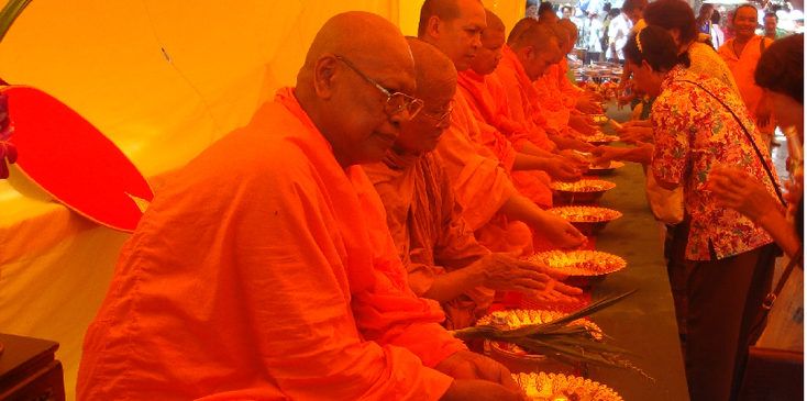 Wat-Pho-Bangkok-Monk-Buddha-Temple-Thailand