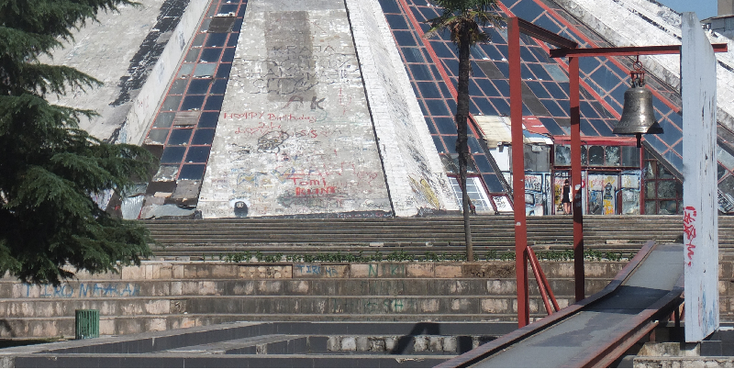 Tirana-discotheek-klok-skatebaan-voormalig-museum-Enver-Hoxha-Albanië
