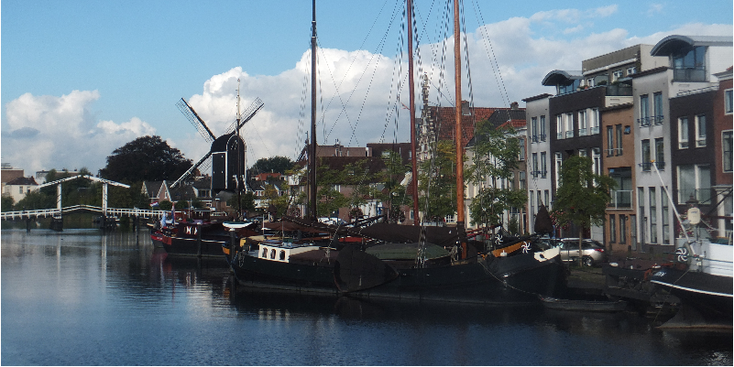 Prinsessenkade-woonboten-molen-brug-kade-Leiden-Nederland