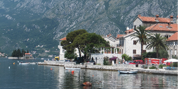 Perast-baai-van-Kotor-meer-terras-Montenegro