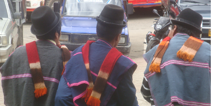 Silvia-Colombia-stam-inheems-traditioneel-kledij-bolhoed-sjaal-markt-Guambiano-indianen