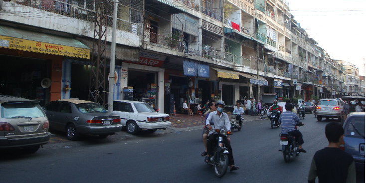 Phnom-Penh-straatleven-scooter-straat-mondkapje-Cambodja