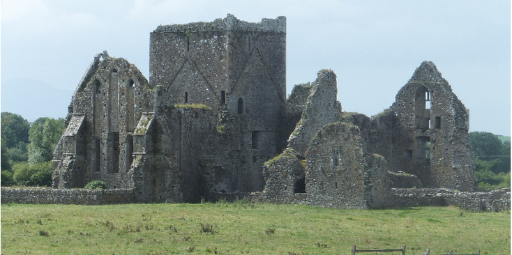 Cashel-Hore-Ierland-republiek-ruïnes-koningen-rotsen-begraafplaats-kerk-klooster-beelden