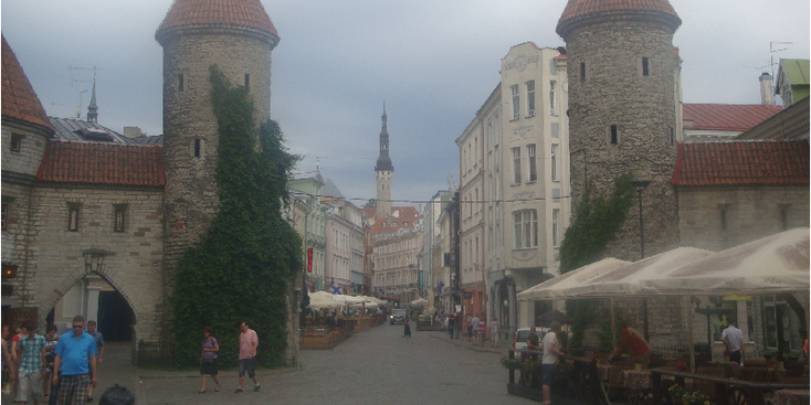 Tallinn-Tompea-poort-torens-koopmans-vakmans-huizen-Middeleeuws-historisch-Estland