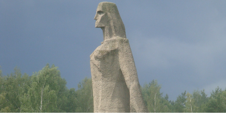 Salaspils-Kurtenhof-concentratie-kamp-Nazi-symbool-gedenkteken-WW2-Letland