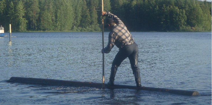 Kuopio-Sauna-meer-Finland-houtsauna-boomstam-varen-stok