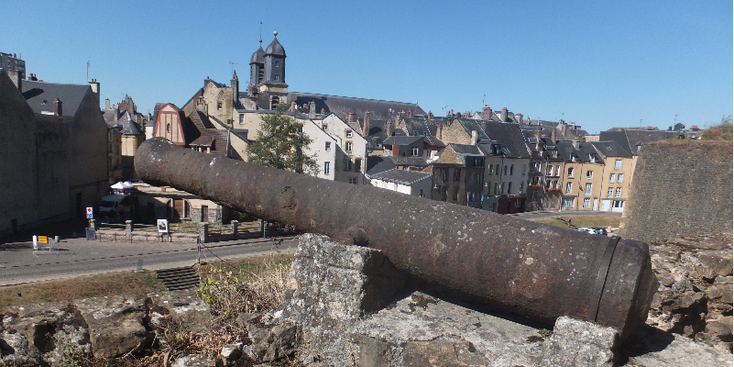 Sedan-kasteel-fort-buitenmuur-kanon-Frankrijk