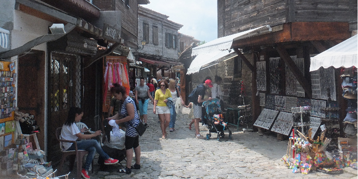 Nesebar-winkelstraat-shopping-souvenir-houten-huizen-Bulgarije