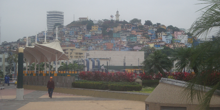 guayaquil-Malecon-boulevard-gekleurde-huizen-Ecuador