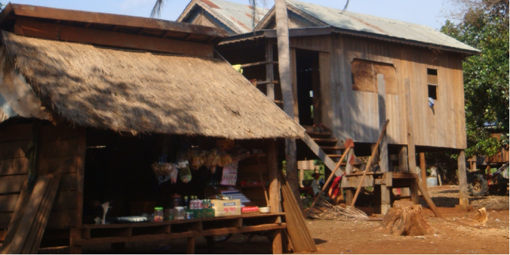 Ban-Lung-Ratanakiri-Cambodja-straatleven-houten-huis