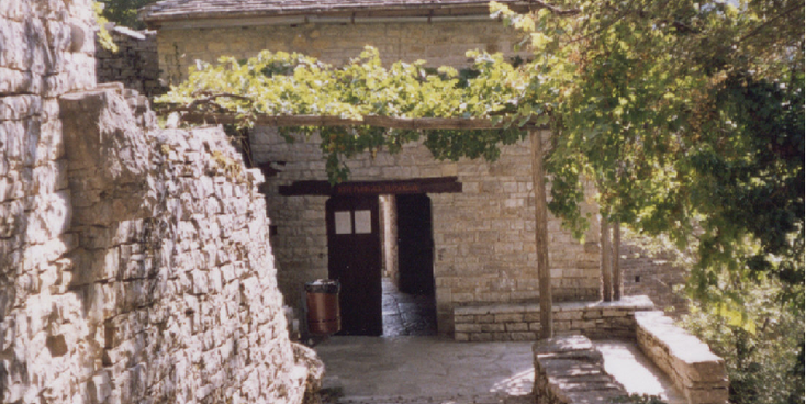Zagoria-Monodendri-Griekenland-architectuur-grijze-stenen-druiven