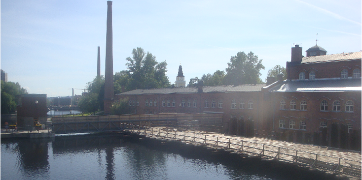 Finlayson-centrum-rode-bakstenen-Tampere-Finland-kanaal-fabriek-schoorstenen