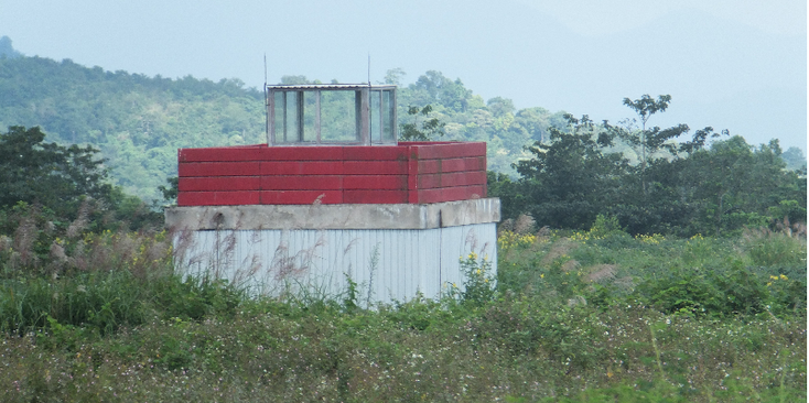 Khe-Sanh-rood-wit-huisje-vliegtuig-basis-Vietnamoorlog-oorlog-Vietnam