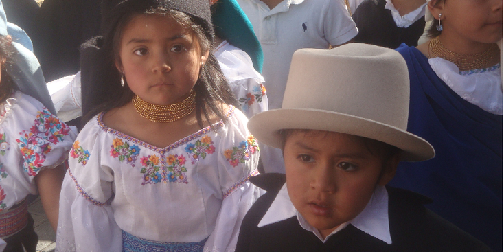 Otavalo-optocht-verkleed-inheems-ceremonie-markt-Ecuador-hoed